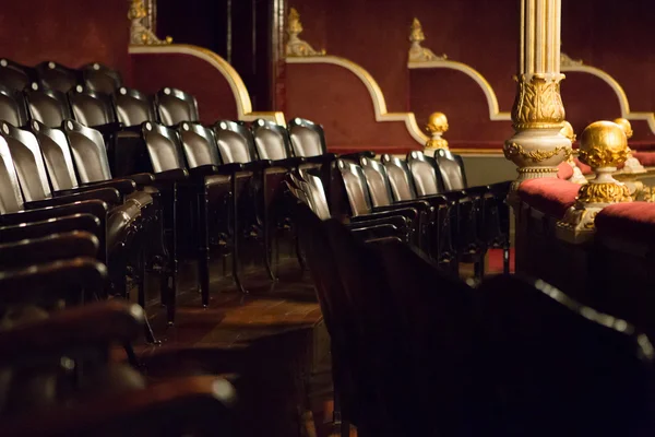 Lege stoelen in een klassiek theater — Stockfoto