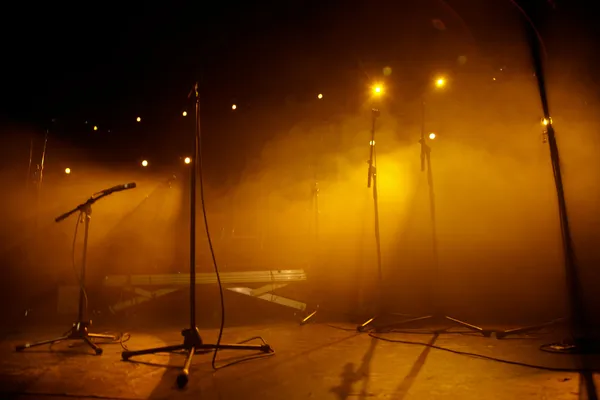 Microphones in an empty rock concert stage — Stock Photo, Image