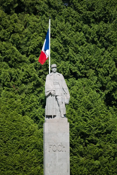 Kriegerdenkmal mit General Foch — Stockfoto