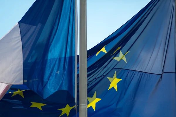 Francouzská & vlajka Evropské unie-vlny na obloze — Stock fotografie