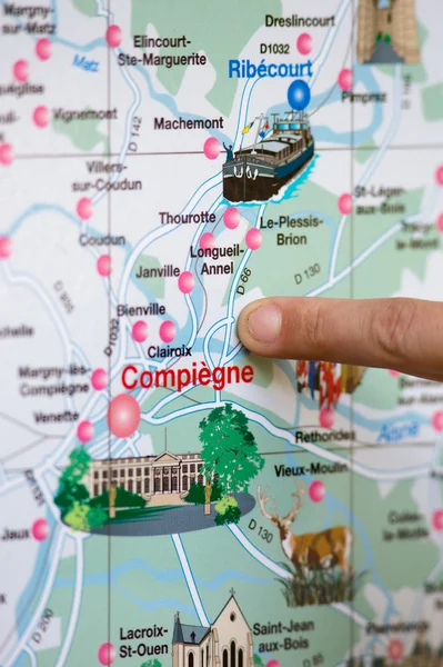 Палец на карте недалеко от Компимонне во Франции — стоковое фото