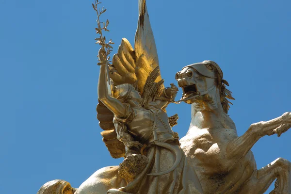 Estátua em Paris contra um céu azul — Fotografia de Stock