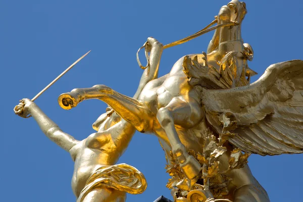 Staty i paris mot en blå himmel — Stockfoto
