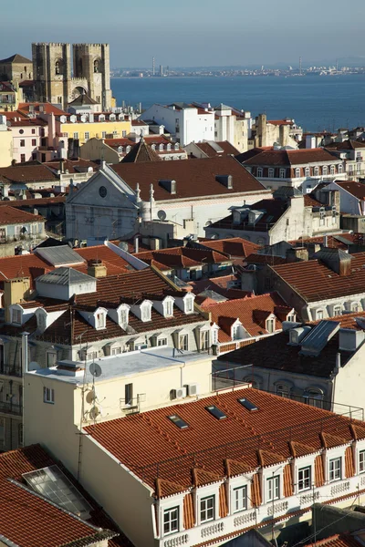 Panoramę dzielnicy Alfama w Lizbonie, Portugalia — Zdjęcie stockowe