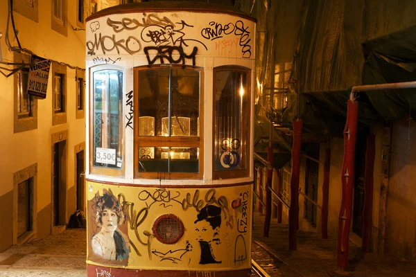 Bica výtah v Lisabonu v noci — Stock fotografie