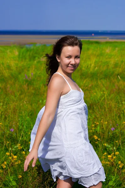 Meisje lopend in het veld — Stockfoto