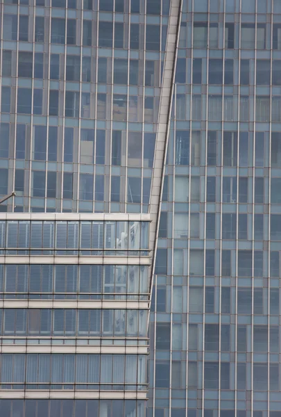 Edificio de oficinas moderno Vista de ángulo bajo — Foto de Stock