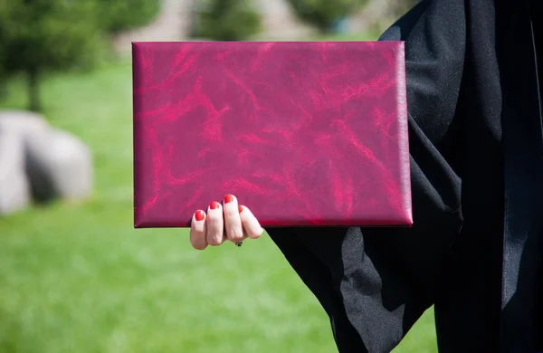 O diploma em uma mão — Fotografia de Stock