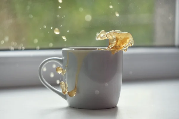 Tea splashing — Stock Photo, Image