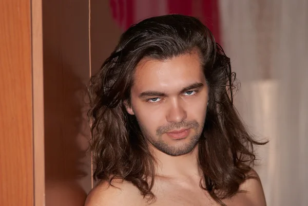 Genç yakışıklı seksi bir adam portresi — Stok fotoğraf
