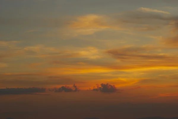 Закат неба с золотыми зажженными облаками — стоковое фото