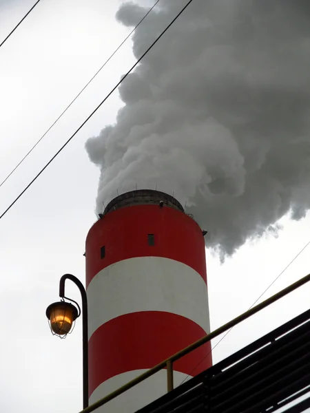 Natte rookgas coming out van hoge schoorstenen op een koude dag — Stockfoto
