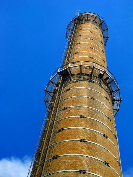 Stary wysoki ceglany komin — Zdjęcie stockowe