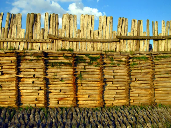Археологический музей в Польше Biskupin деревянная оборонительная стена — стоковое фото