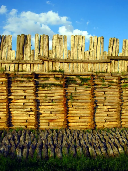 Археологічний музей в Польщі Біскупін дерев'яні оборонної стіни — стокове фото