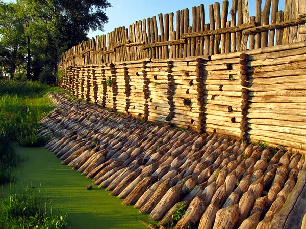 Museu Arqueológico na Polônia Biskupin parede defensiva de madeira — Fotografia de Stock