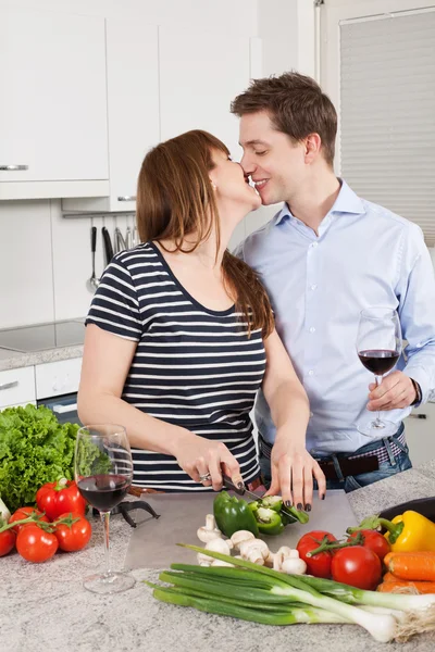 Pasangan bahagia membuat salad — Stok Foto