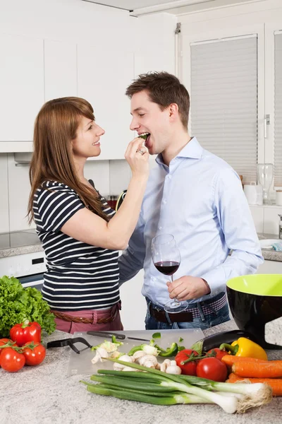 Par i kärlek förbereda en måltid — Stockfoto