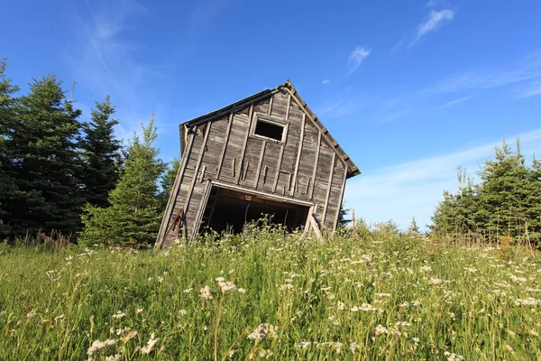 Stará stodola připravena k pádu — Stock fotografie