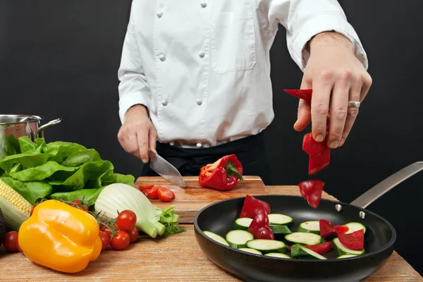 Chef-kok ingrediënten toe te voegen — Stockfoto