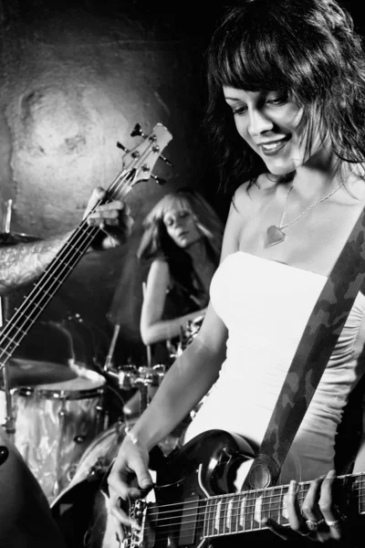 彼女のバンドで演奏女性ギタリスト — ストック写真