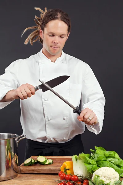 Kocken skärpa sin kniv — Stockfoto