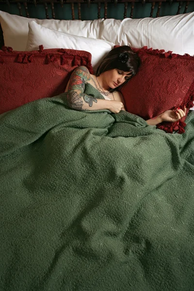 Mulher bonita com tatuagens dormindo — Fotografia de Stock