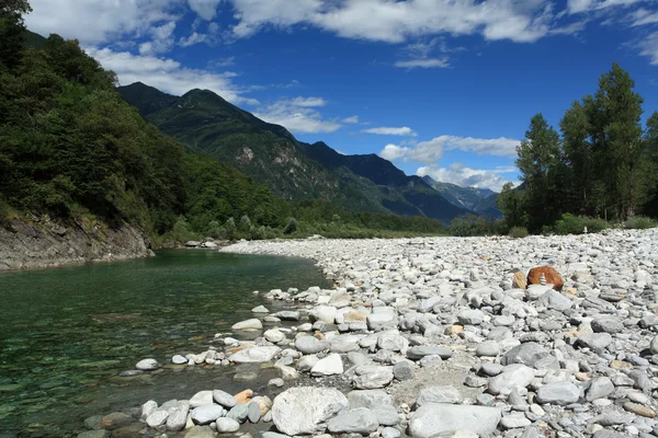 水浴を楽しめるマッジャ ティチーノ スイスの谷 — ストック写真