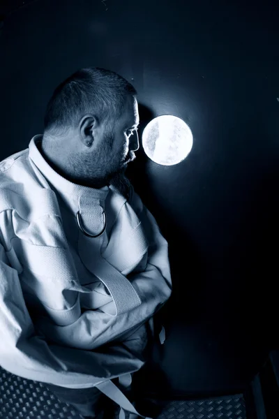 Hombre mentalmente enfermo mirando su celda — Foto de Stock