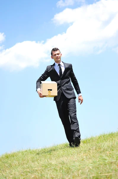 Homem de negócios entregando caixa — Fotografia de Stock