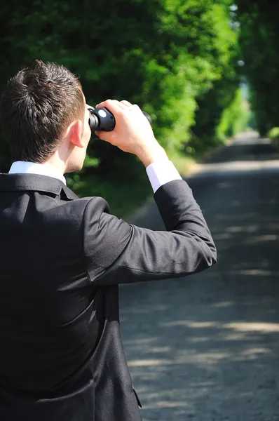 Homem de negócios com binocular — Fotografia de Stock