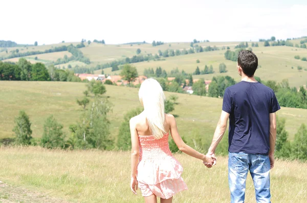 Mladý pár, drží za ruku — Stock fotografie