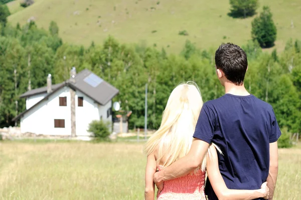 Young couple and a house — Stock Photo, Image