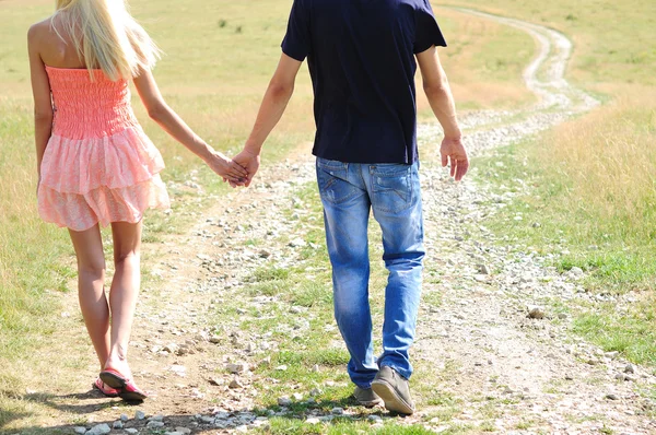 Mladý pár, drží za ruku — Stock fotografie