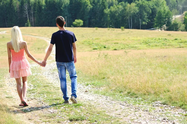 Молода пара тримає руку — стокове фото