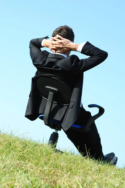 椅子の上のビジネスの男性 — ストック写真