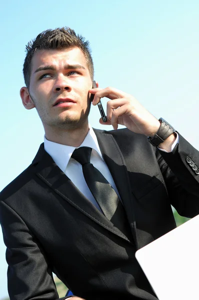 Affärsman som pratar på telefon — Stockfoto