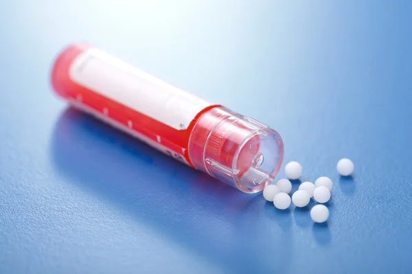 Moderne homeopathische pillen en container — Stockfoto