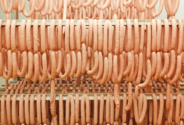 Massor av franfurter korv hängande — Stockfoto