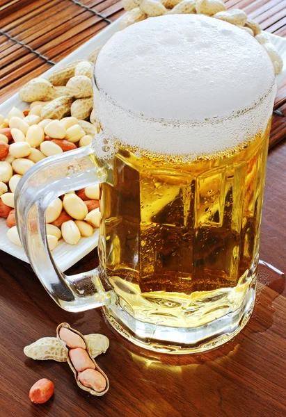 Bier und Erdnüsse Stockbild