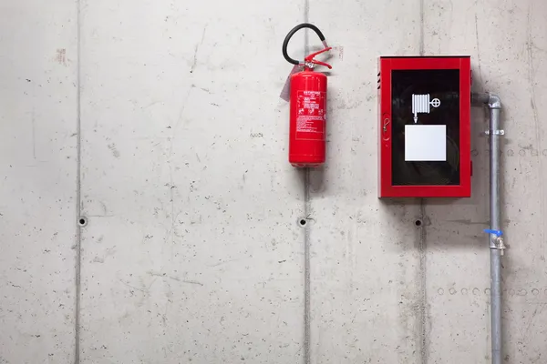 Um extintor — Fotografia de Stock