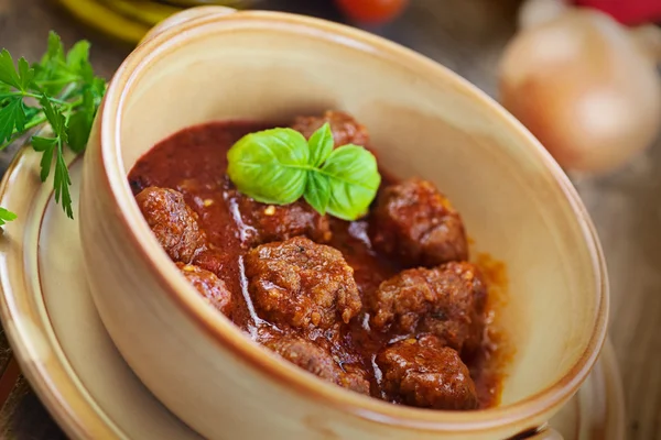 Italienische Küche - Fleischbällchen mit Basilikum — Stockfoto