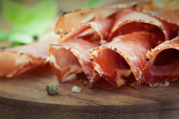Salami mit getrocknetem Schweinehals — Stockfoto
