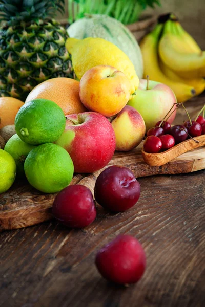 Різноманітні фрукти — стокове фото