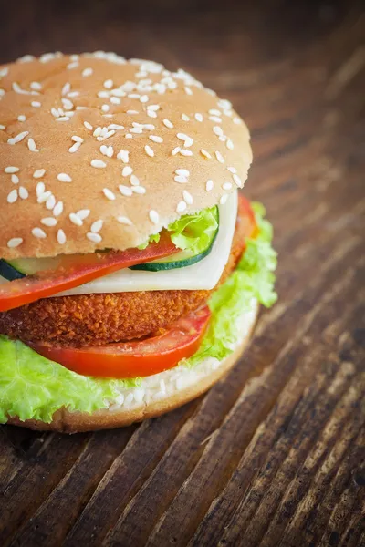 Kızarmış tavuk ya da balık burger sandviç — Stok fotoğraf