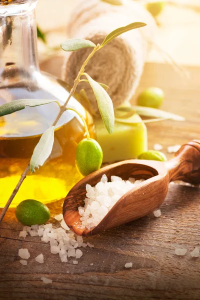 Natuurlijke wellness instelling met olijfolie. — Stockfoto