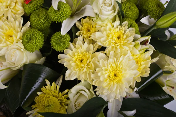 Kytice chryzantém, Bílá růže, lilie — Stock fotografie