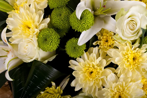 菊の花、白いバラ、ユリの花束 — ストック写真
