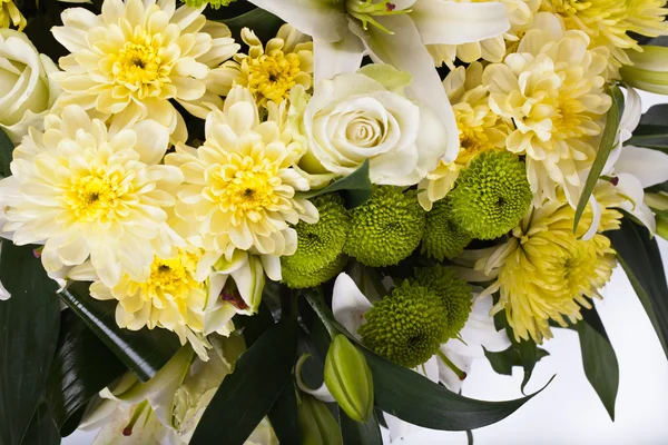 Strauß Chrysanthemen, weiße Rose, Lilie — Stockfoto