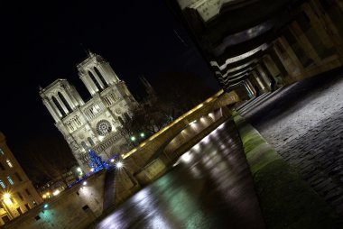 Paris notre-dame Katedrali ile Dock cihazları